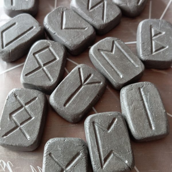 MOLINĖS RUNOS